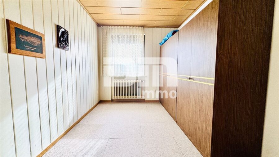 Solide Doppelhaushälfte mit viel Potenzial, Wintergarten und schönem Garten in beliebter Lage - OG Gäste / Büro / Ankleide